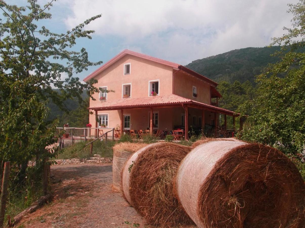 Agriturismo Di Charme E Ristorante Stallato Il Filo Di Paglia Carro Extérieur photo